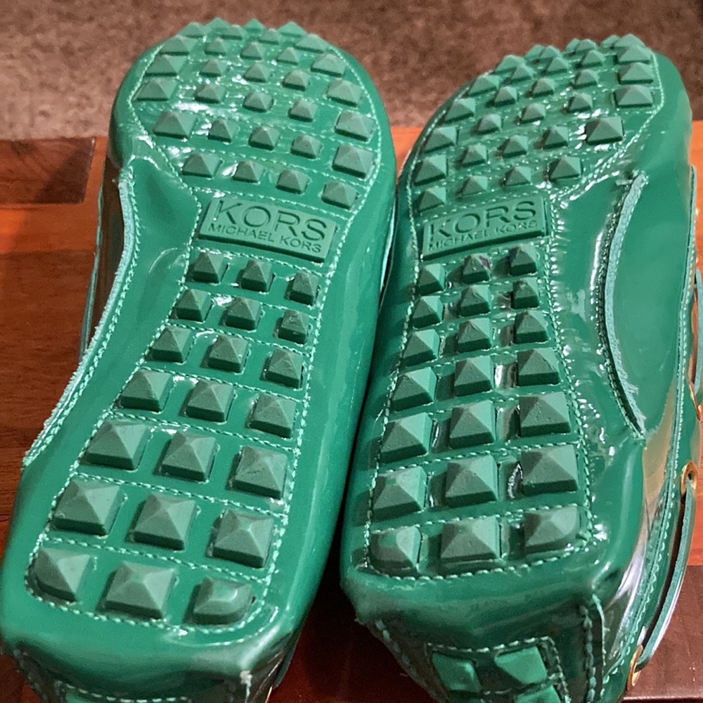 MICHAEL KORS GREEN LOAFERS. SIZE 6. THIS GREEN💚💚 NWOT - Picture 5 of 11